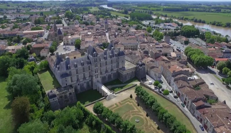 vue aerienne cadillac avec Chateau